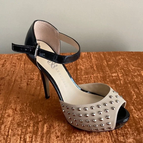 (W 8) Rock Republic Black and Tan Heels with Studs